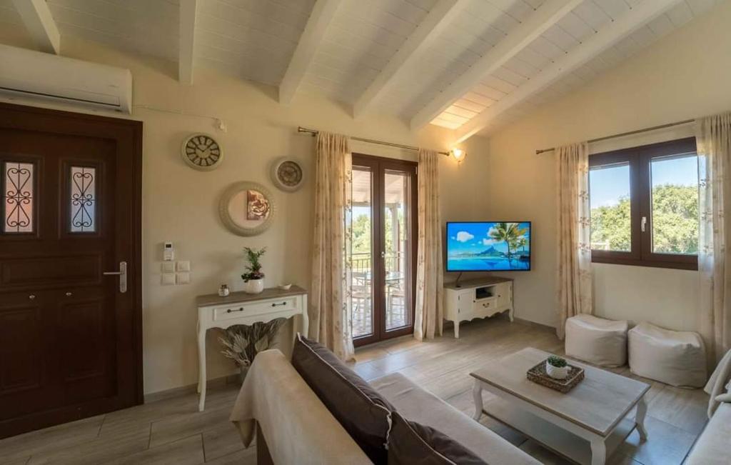 Vayianna's garden house room 2
